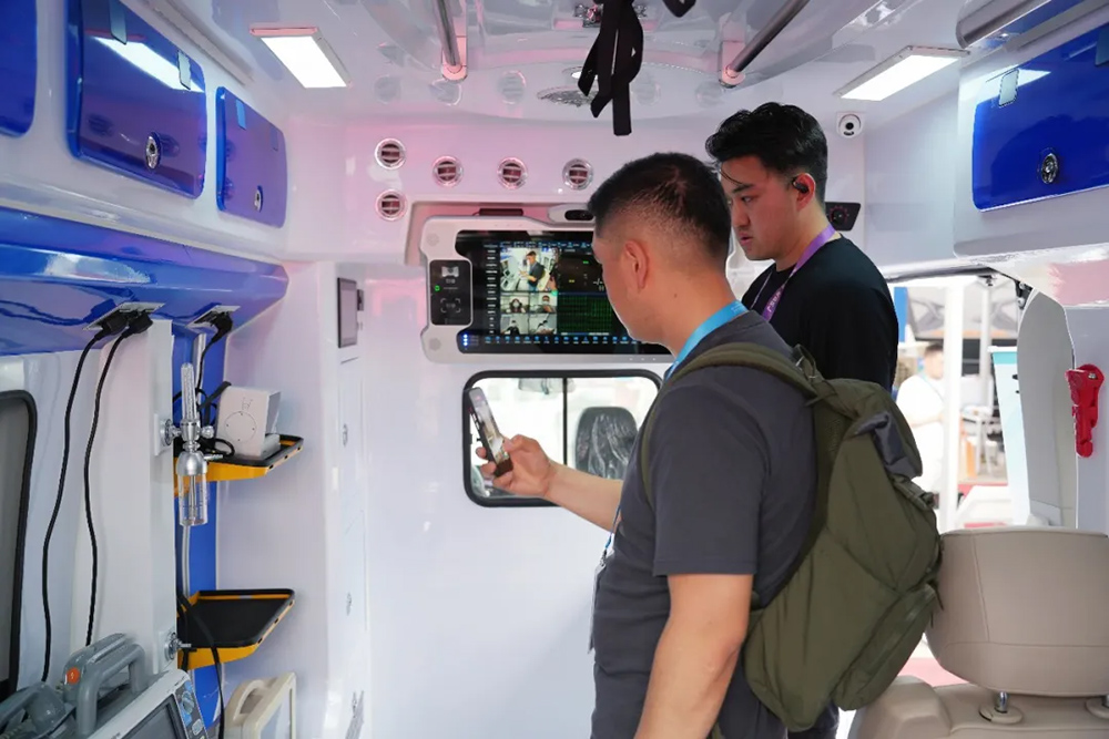the-139th-canton-fair-concludes-successfully-5g-ambulances-make-a-stunning-debut-leading-the-way-in-the-new-global-emergency-rescue-arena-2026042102.jpg